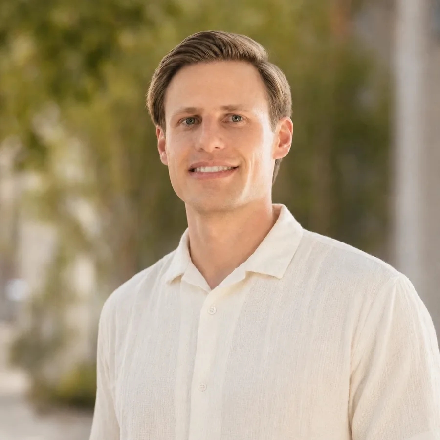 Yuriy, founder of Vecreal